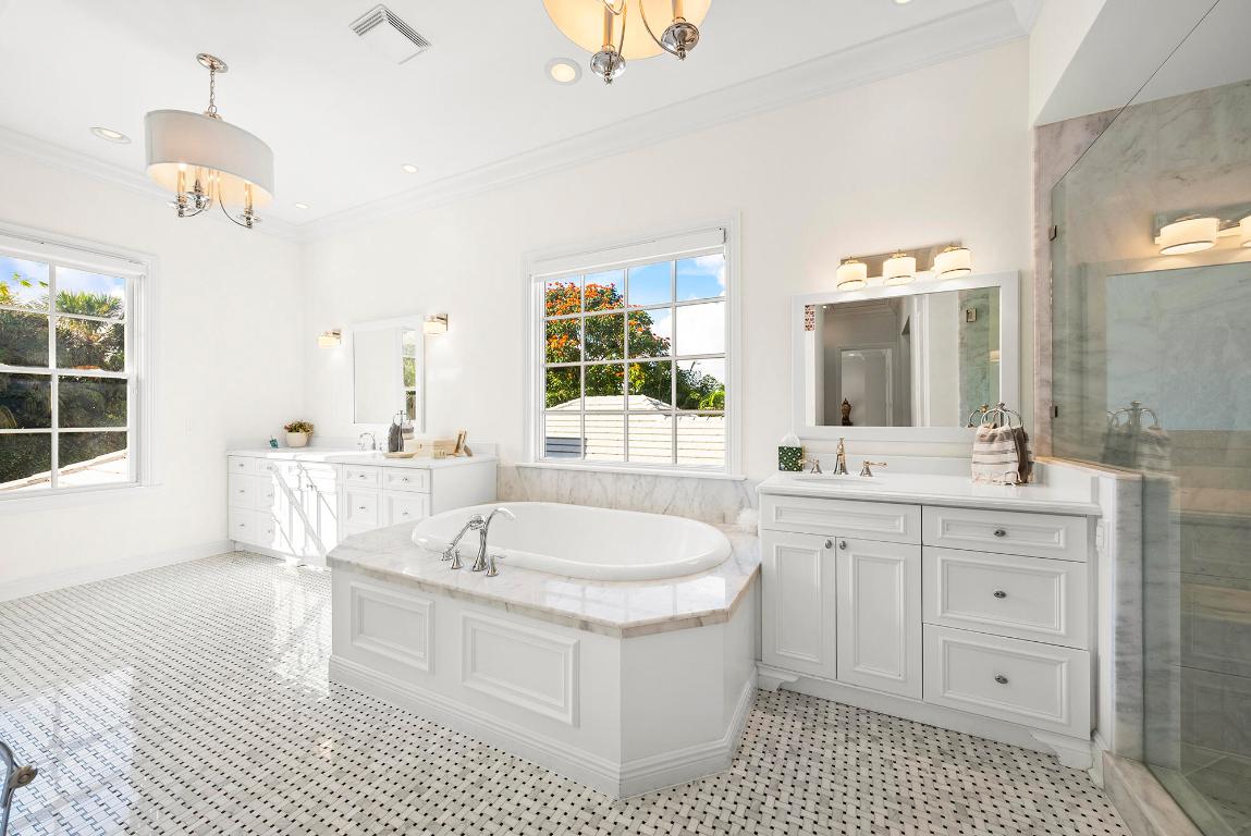 124 Forest Hl West Palm Beach, FL 33405