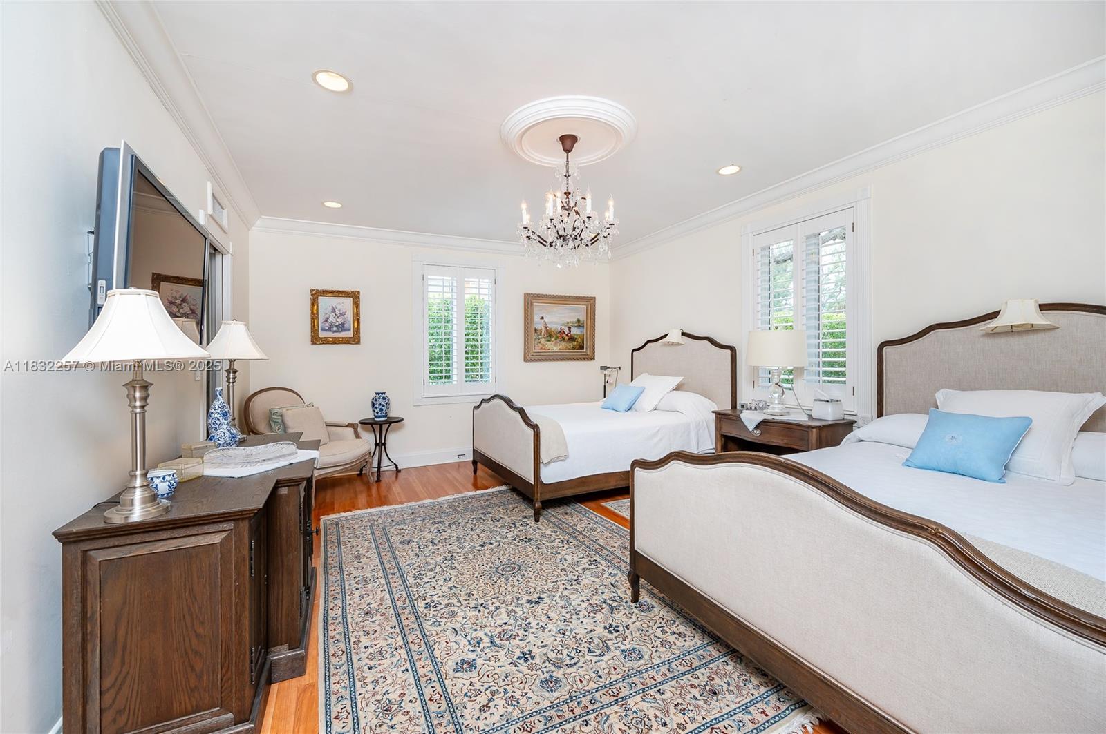 4539 Pine Tree Dr Miami Beach, FL 33140