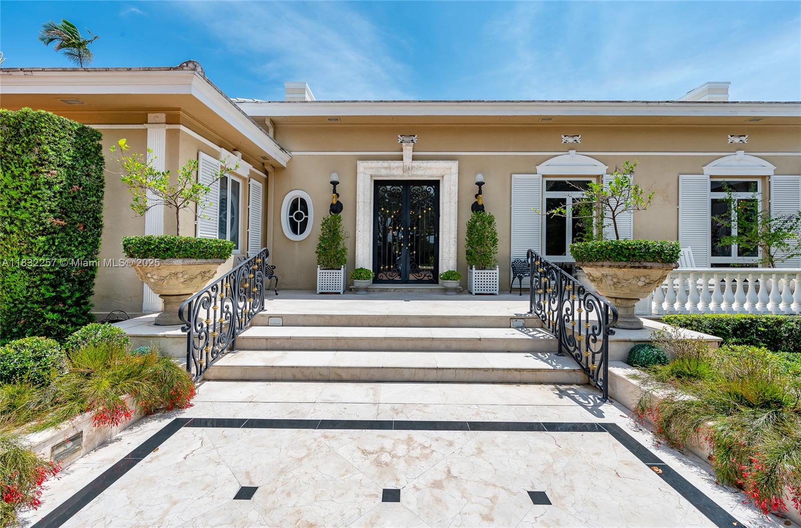 4539 Pine Tree Dr Miami Beach, FL 33140