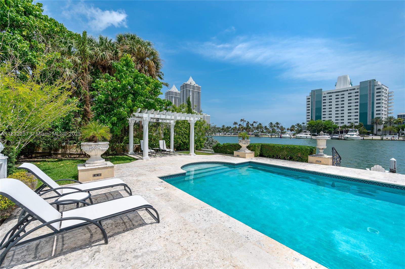 4539 Pine Tree Dr Miami Beach, FL 33140