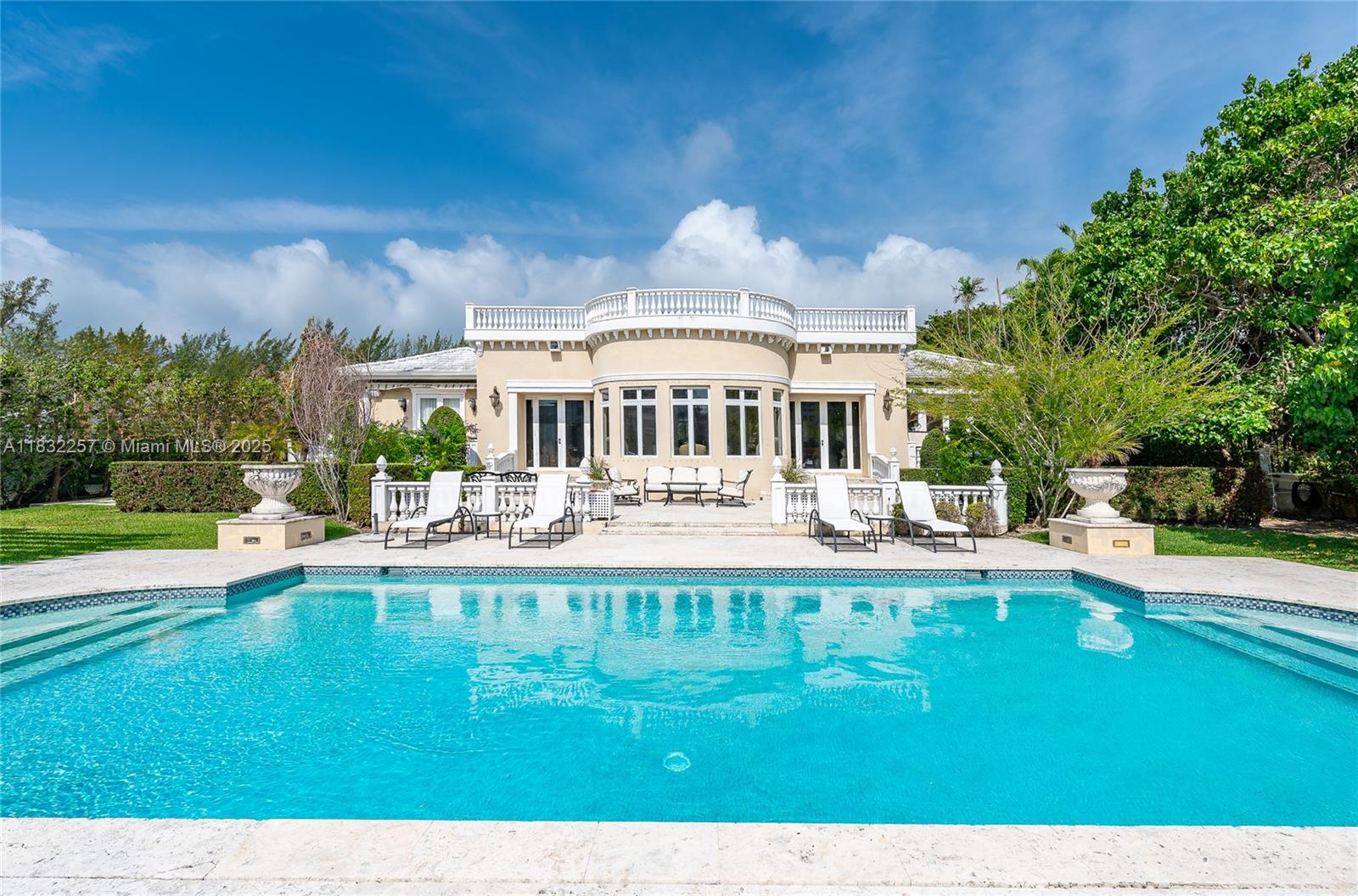 4539 Pine Tree Dr Miami Beach, FL 33140