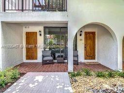 350 Grapetree Dr #405