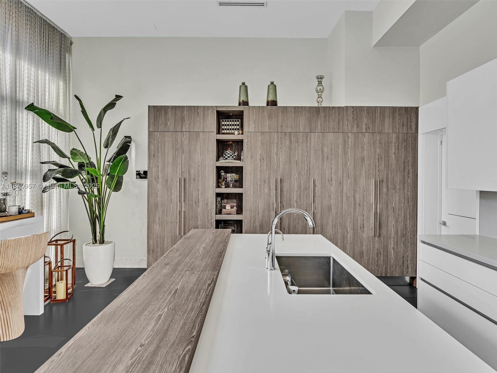 307 Holiday Dr Hallandale Beach, FL 33009 307 Holiday Dr Hallandale Beach, FL 33009