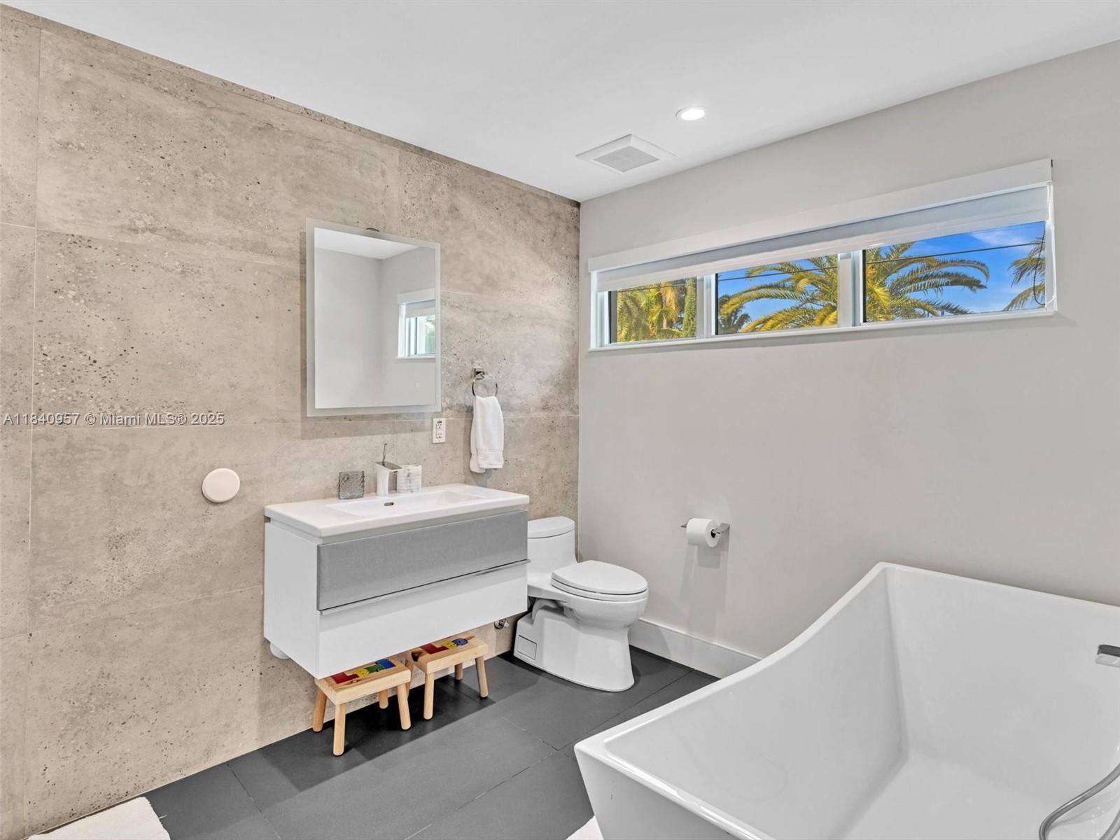 307 Holiday Dr Hallandale Beach, FL 33009 307 Holiday Dr Hallandale Beach, FL 33009