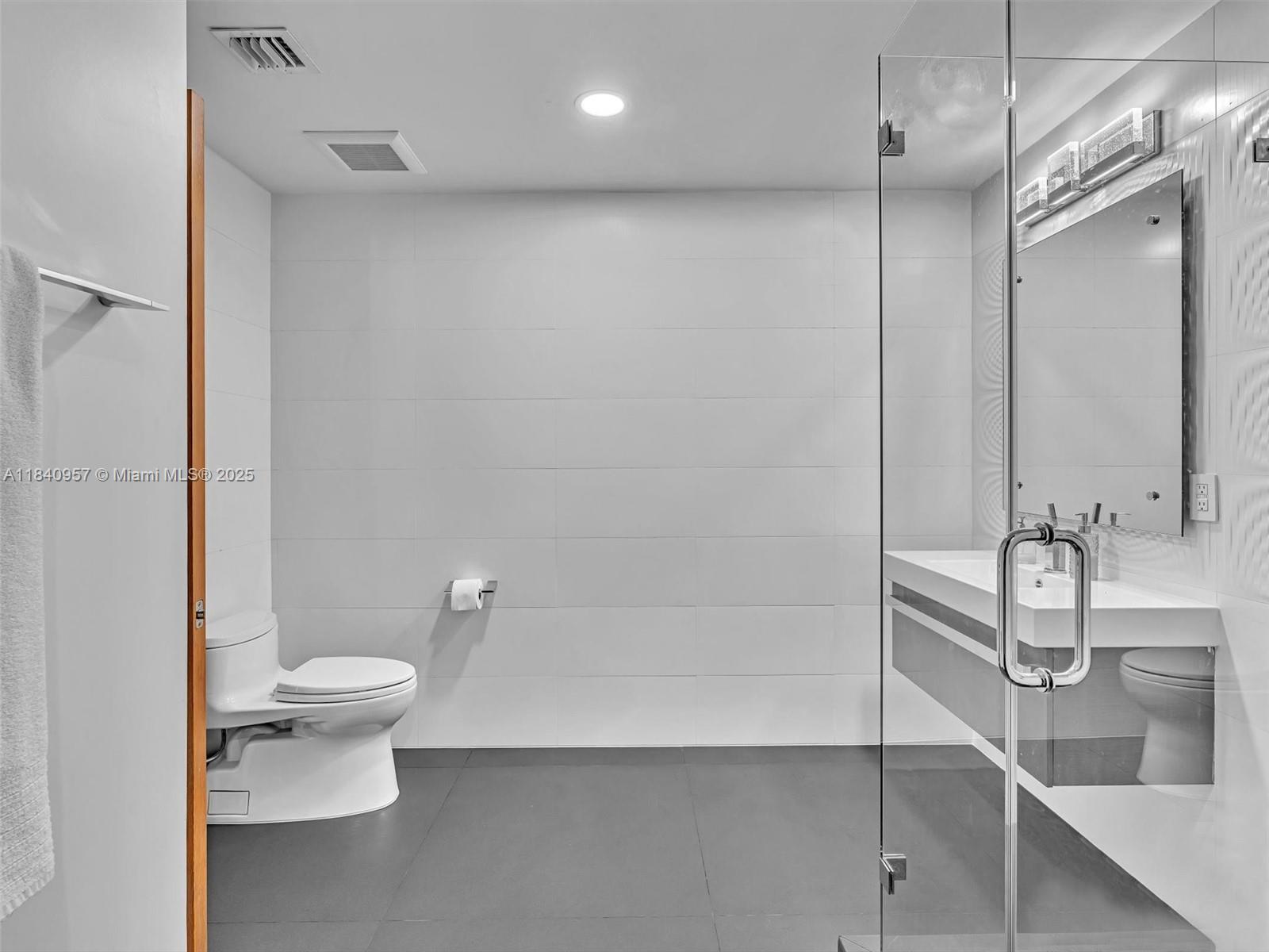 307 Holiday Dr Hallandale Beach, FL 33009 307 Holiday Dr Hallandale Beach, FL 33009