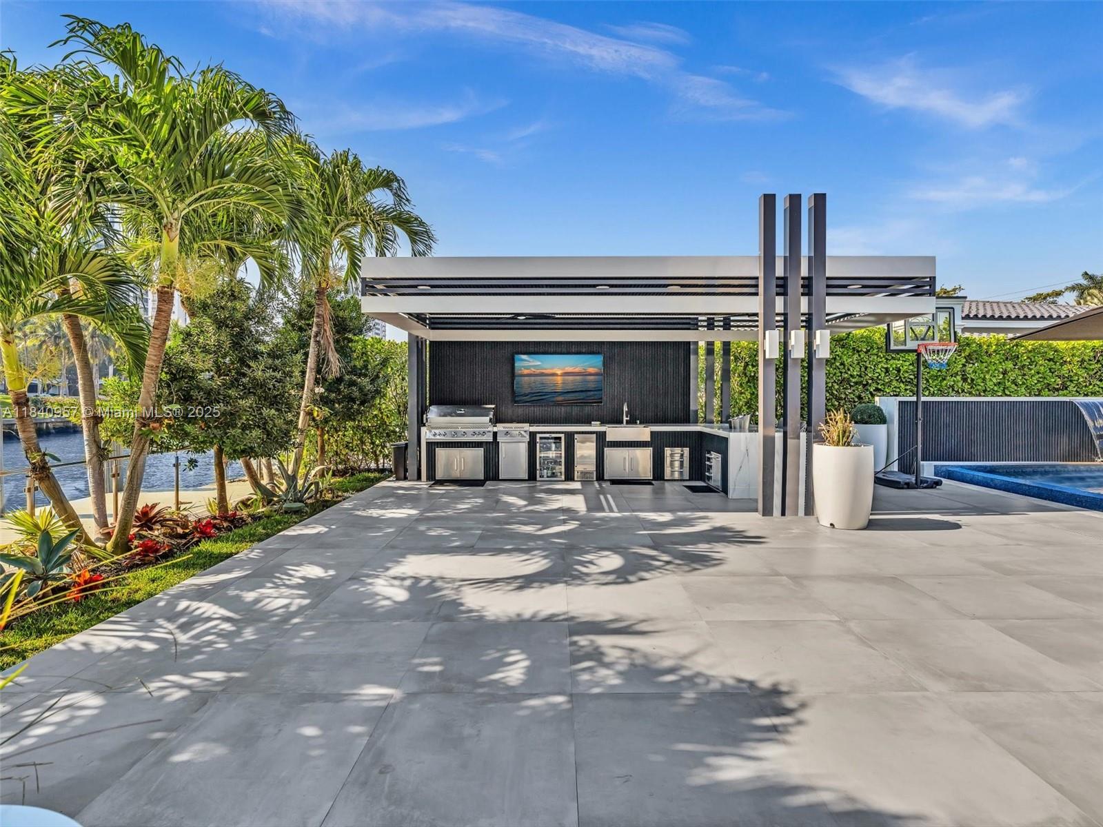 307 Holiday Dr Hallandale Beach, FL 33009 307 Holiday Dr Hallandale Beach, FL 33009