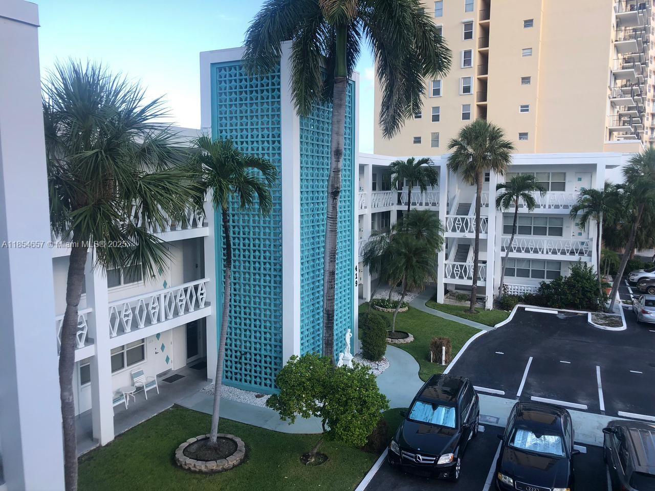 419 Golden Isles Dr #305