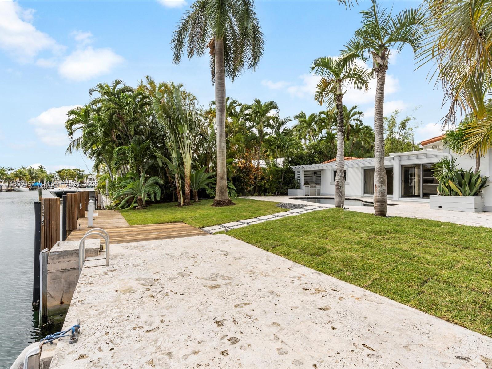 13205 Arch Crk Ter North Miami, FL 33181