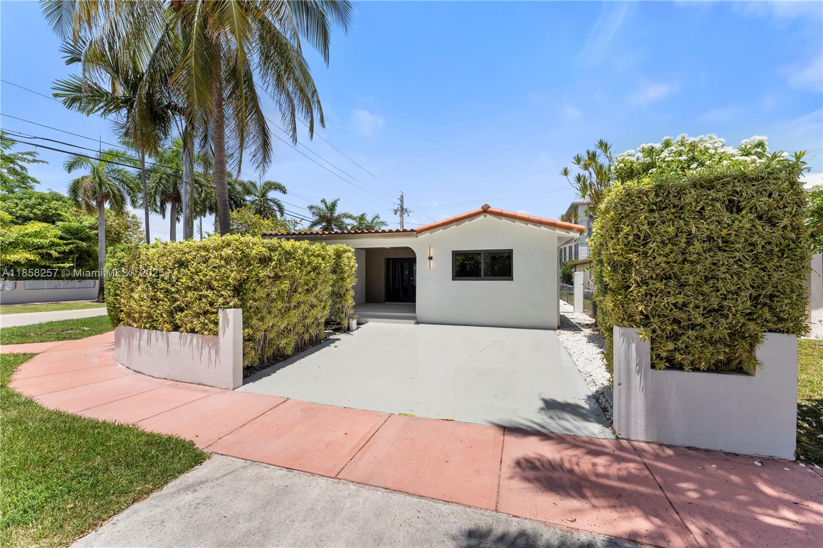 1221 Biarritz Dr