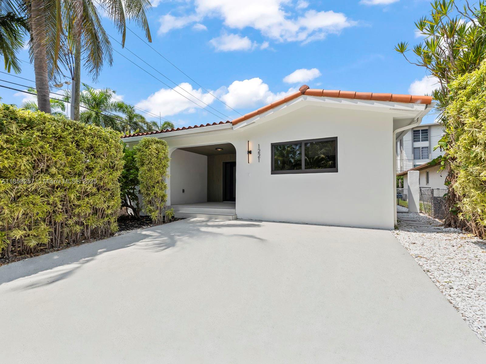 1221 Biarritz Dr Miami Beach, FL 33141