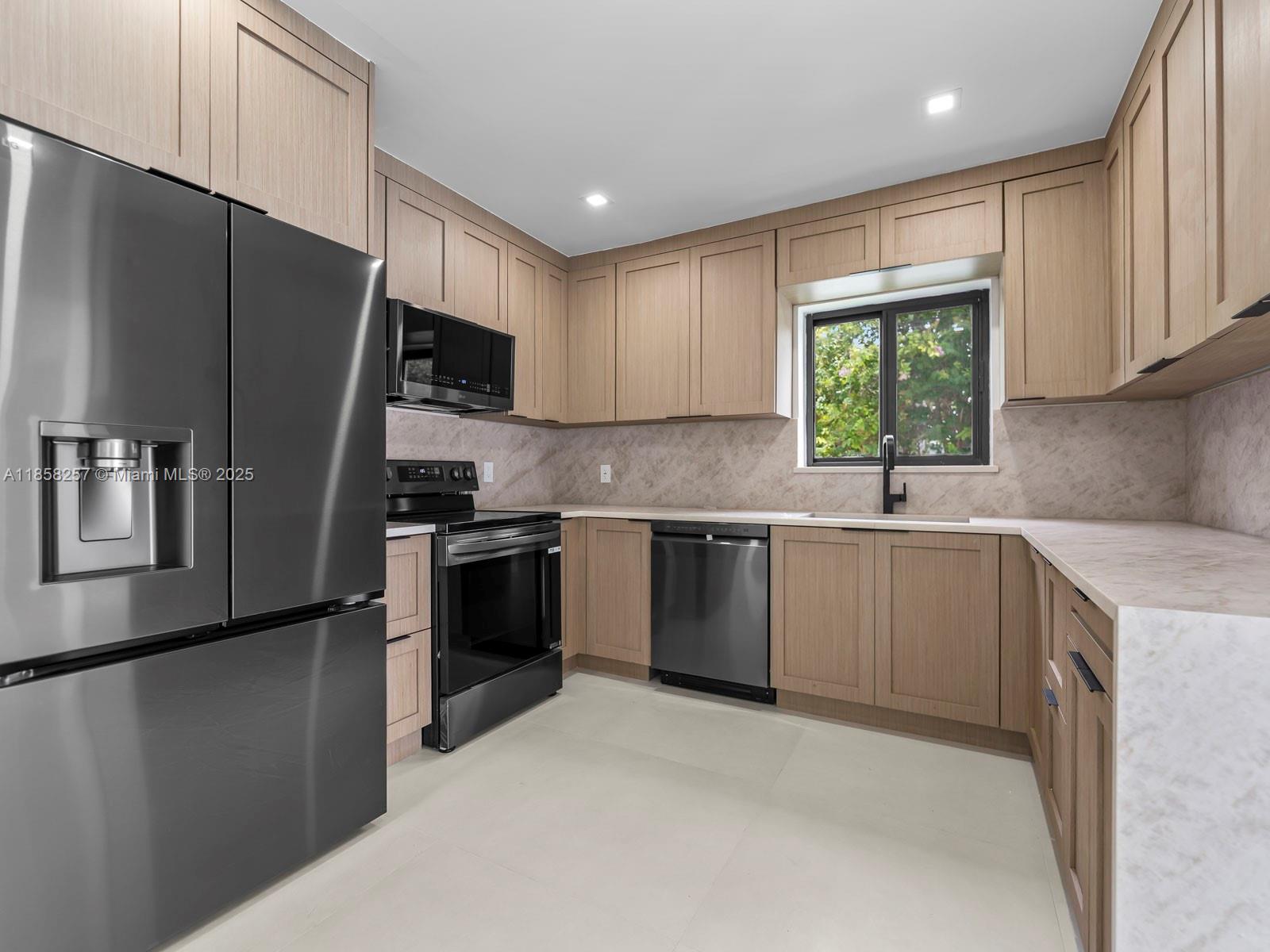 1221 Biarritz Dr Miami Beach, FL 33141