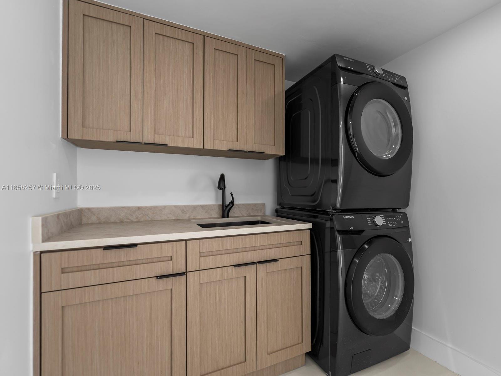 1221 Biarritz Dr Miami Beach, FL 33141