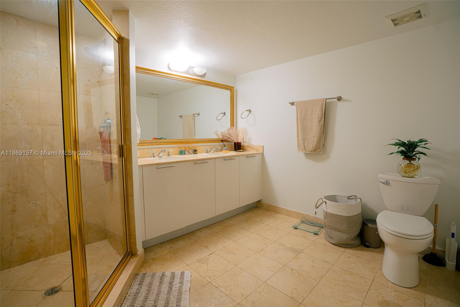 image 1800 Club Condo17