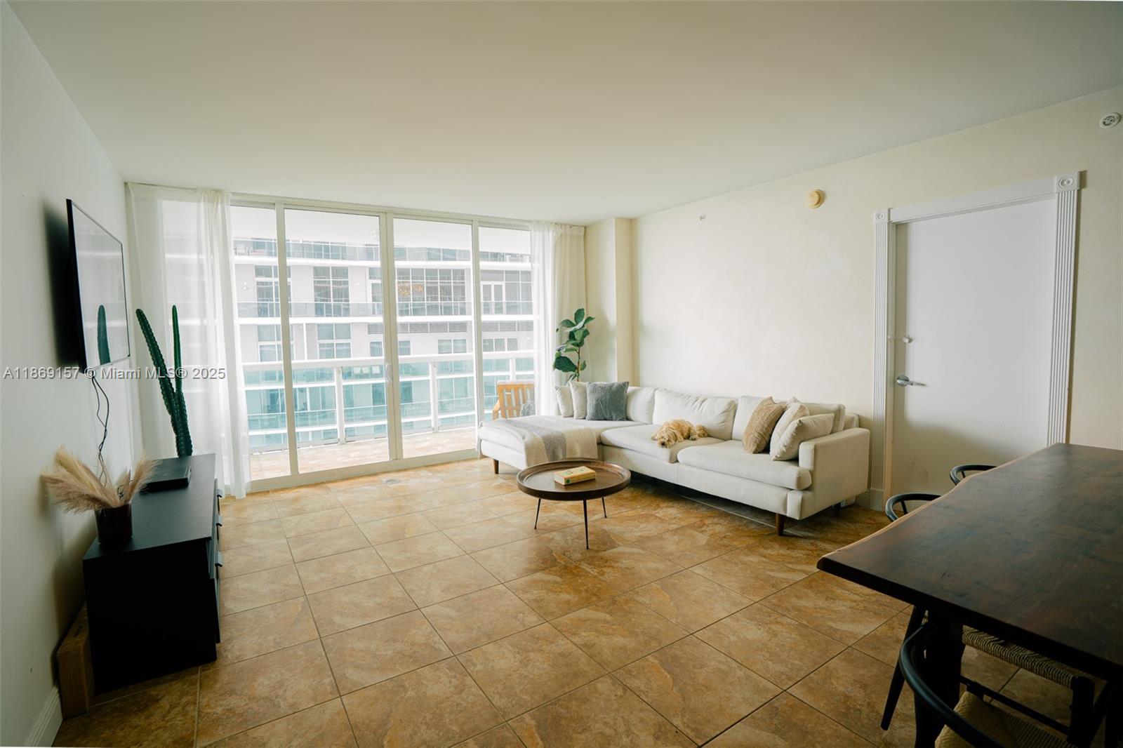 image 1800 Club Condo4