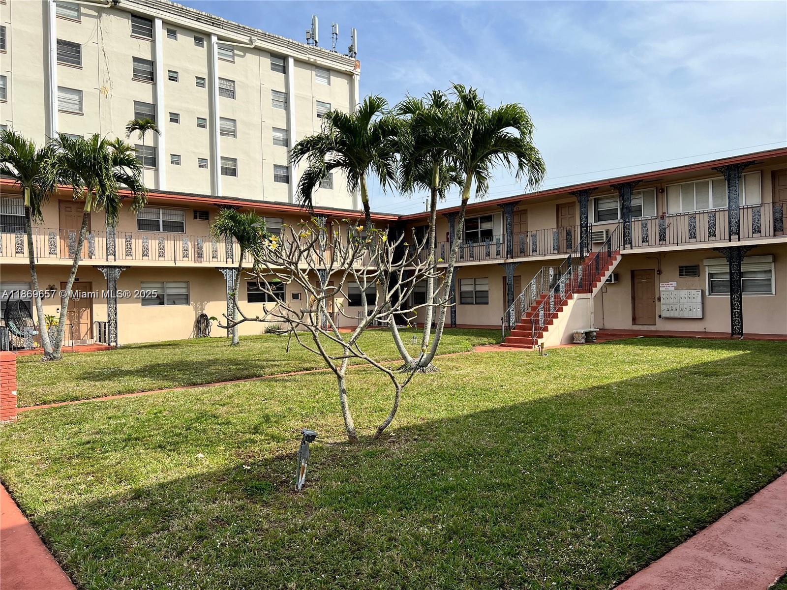 5300 Hollywood #10