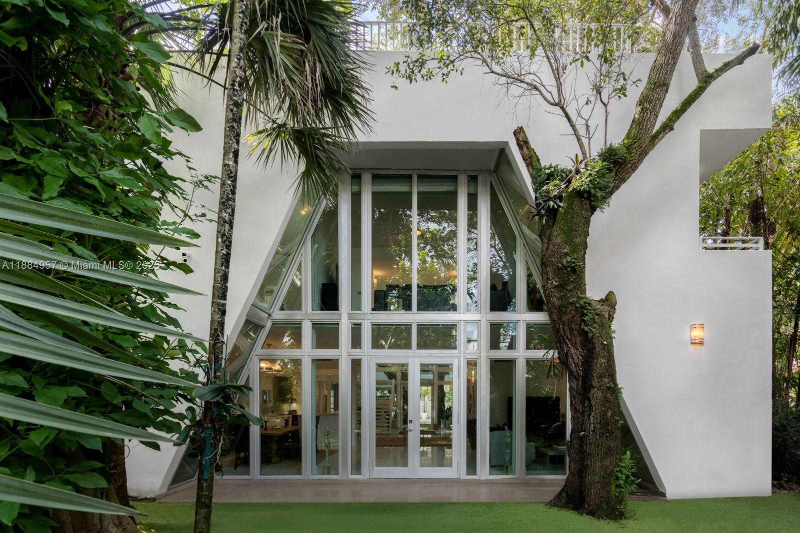 3861 Kumquat Ave Miami, FL 33133