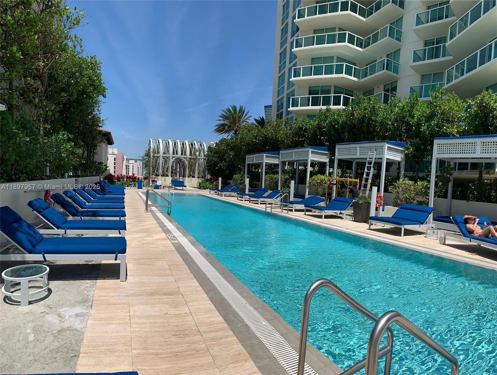 image St Tropez On The Bay 1 Co9