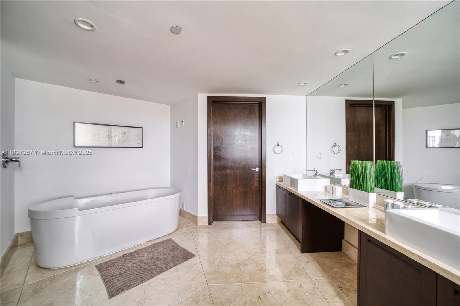 image St Tropez On The Bay 1 Co45