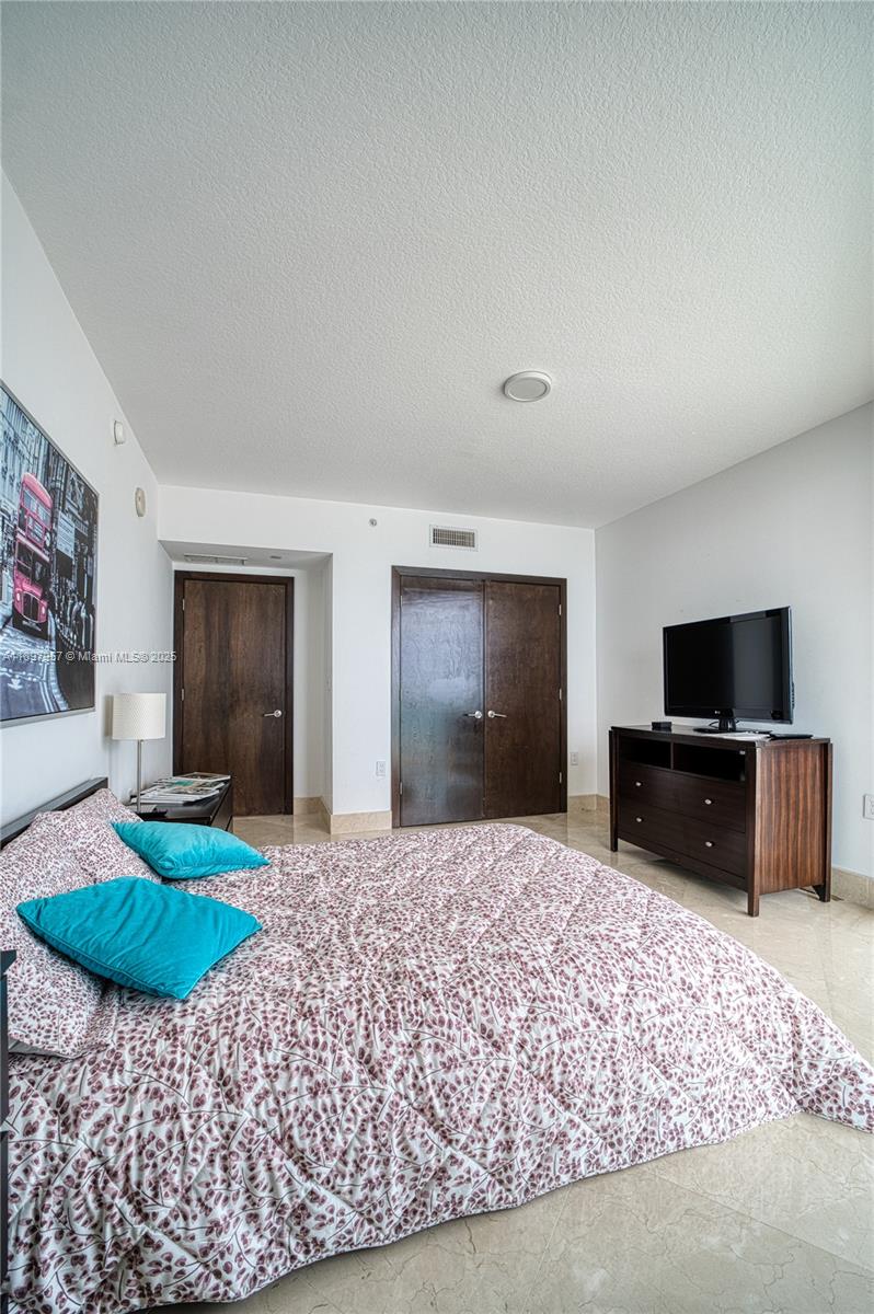 image St Tropez On The Bay 1 Co47