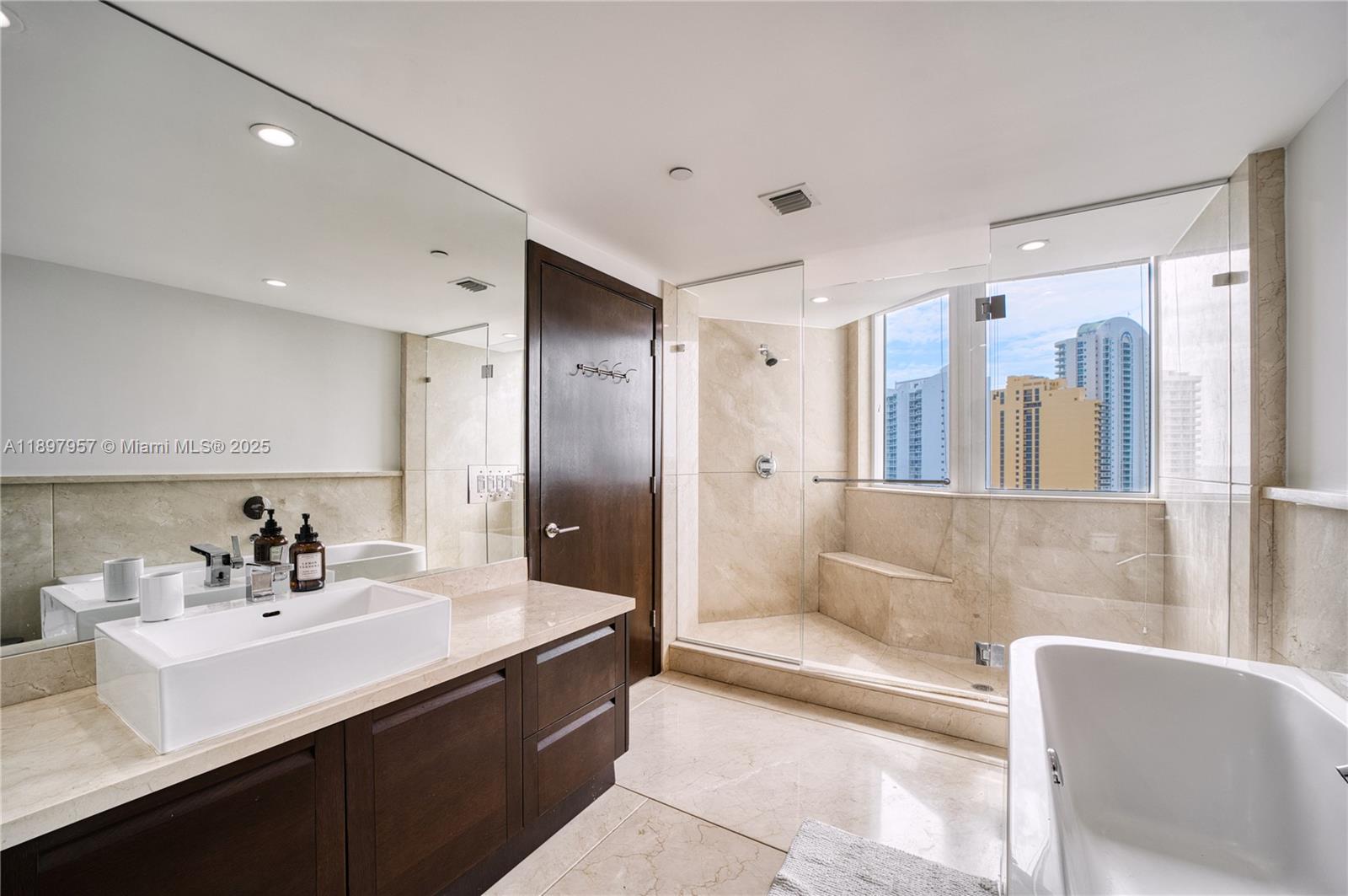 image St Tropez On The Bay 1 Co52