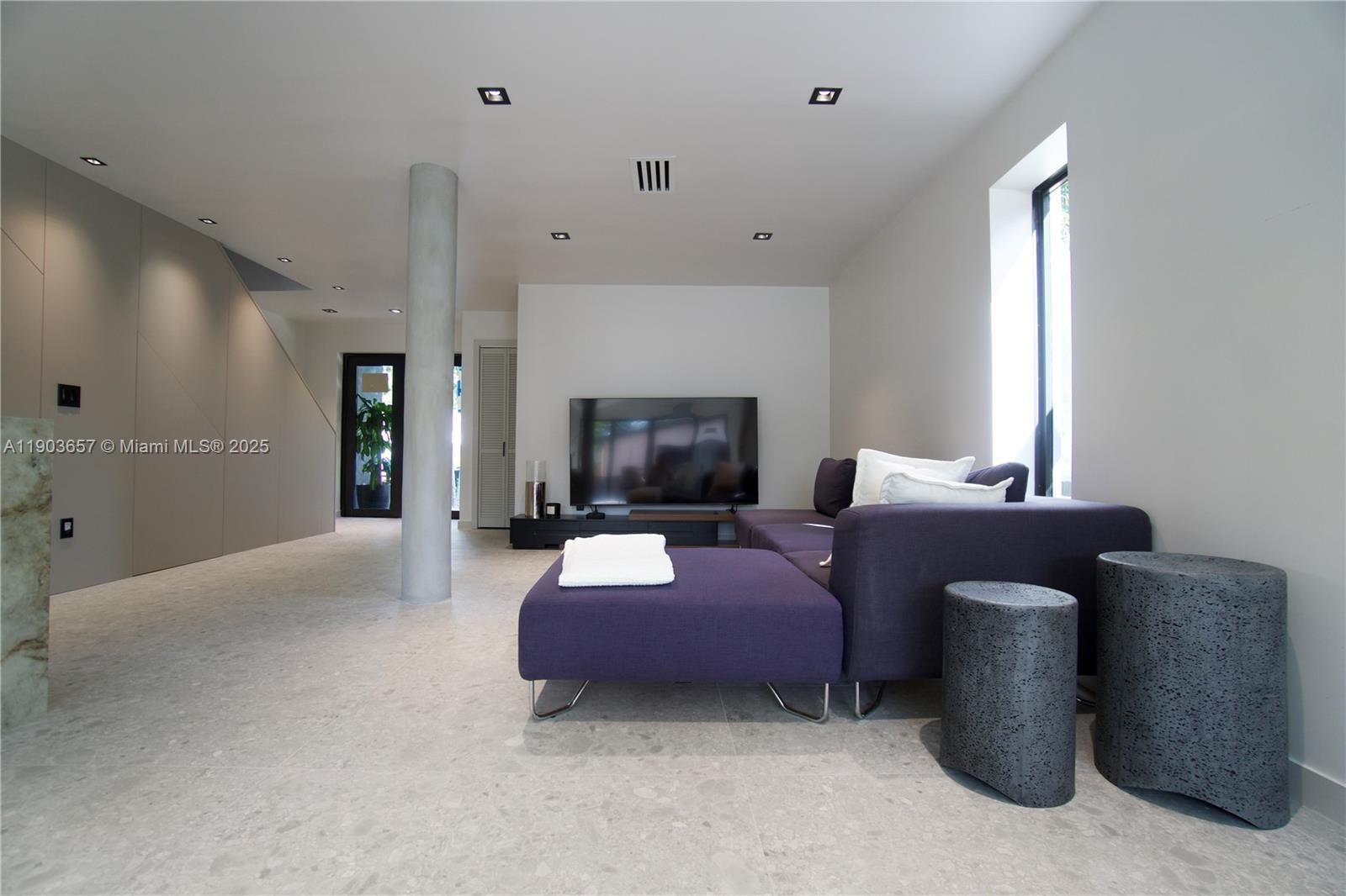 1820 SW 10th Miami, FL 33135