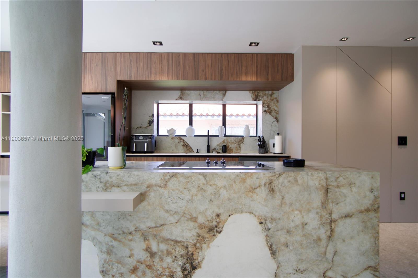 1820 SW 10th Miami, FL 33135