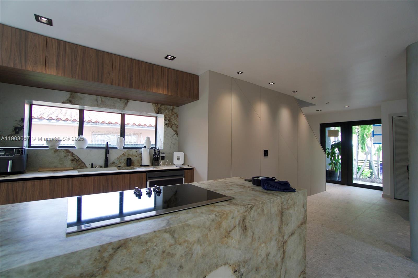 1820 SW 10th Miami, FL 33135