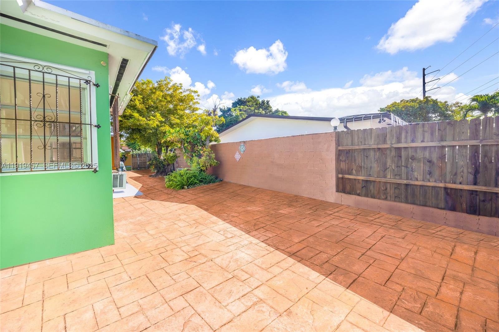 297 Eucalyptus Dr Hialeah, FL 33010