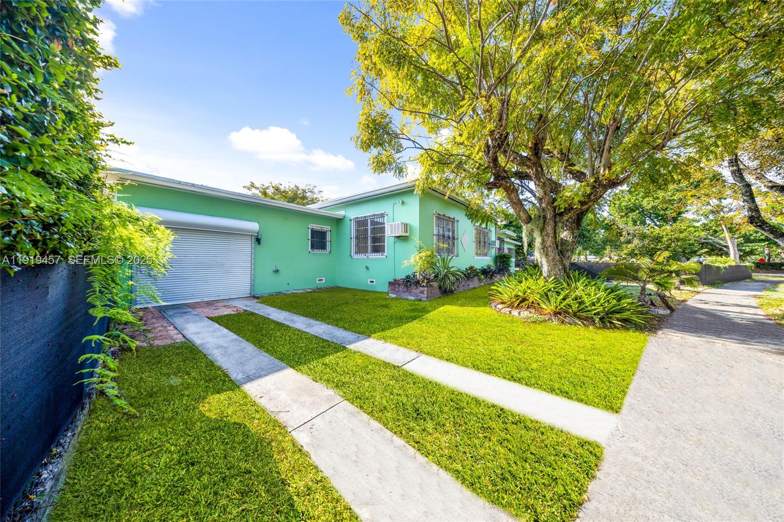297 Eucalyptus Dr Hialeah, FL 33010
