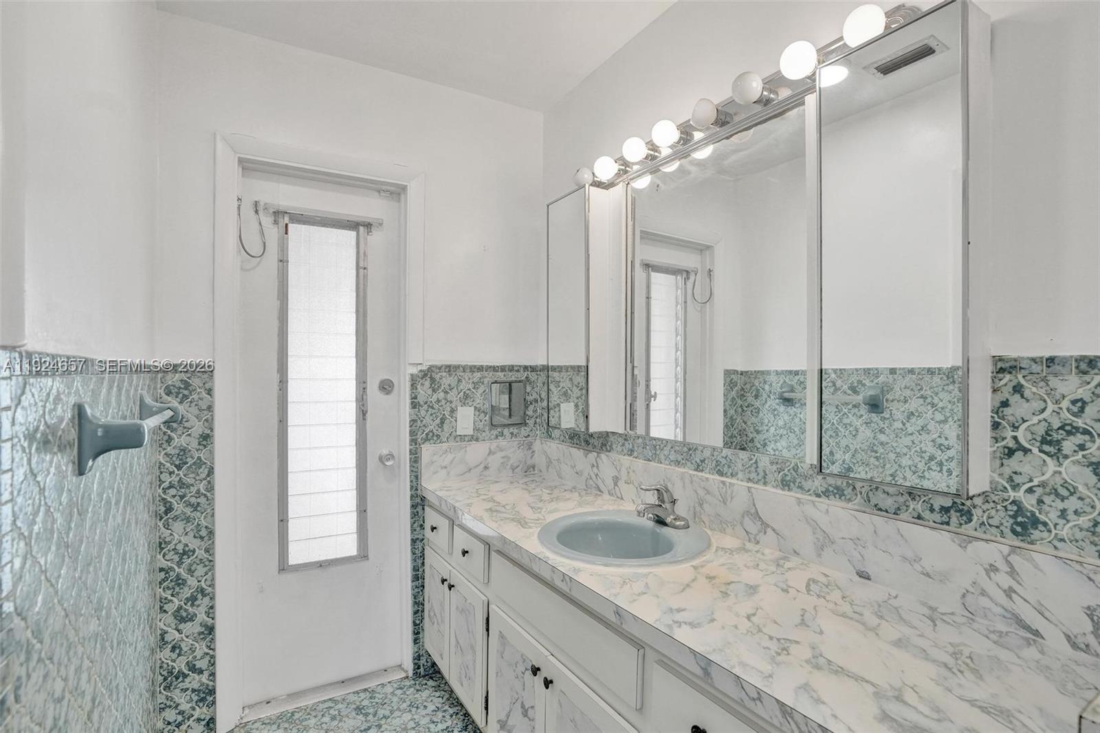 2371 NE 193rd St Miami, FL 33180