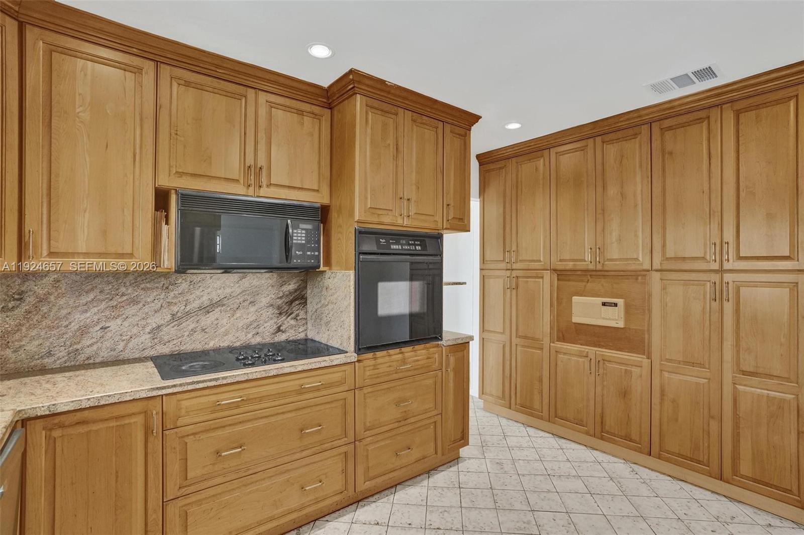 2371 NE 193rd St Miami, FL 33180