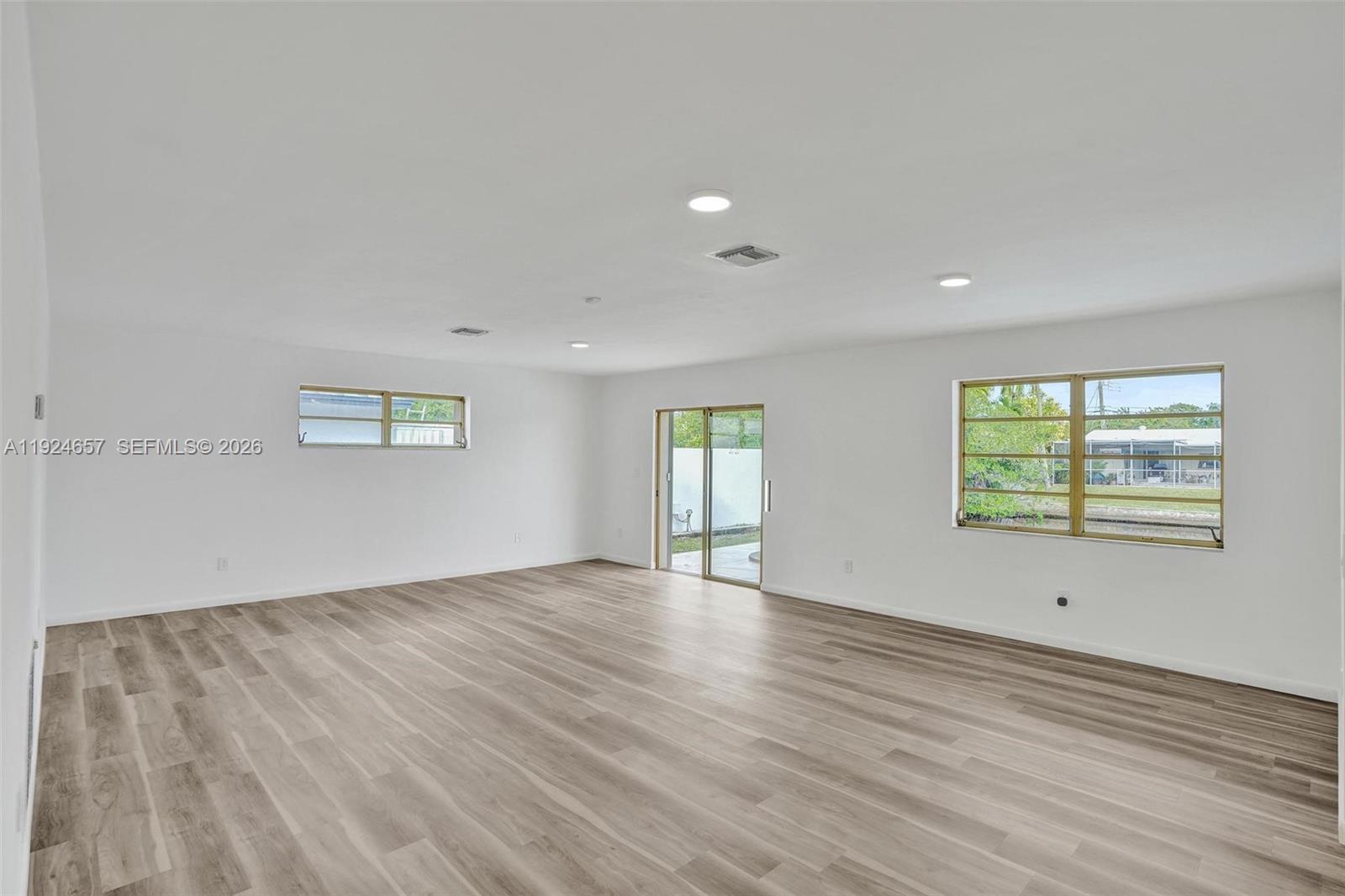 2371 NE 193rd St Miami, FL 33180