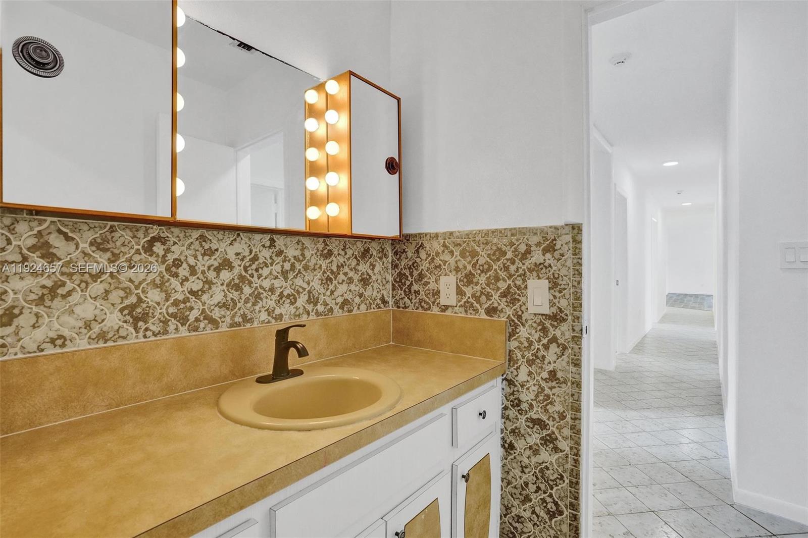 2371 NE 193rd St Miami, FL 33180