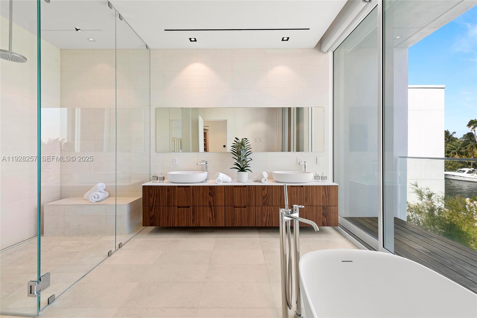 1031 W 48th St Miami Beach, FL 33140