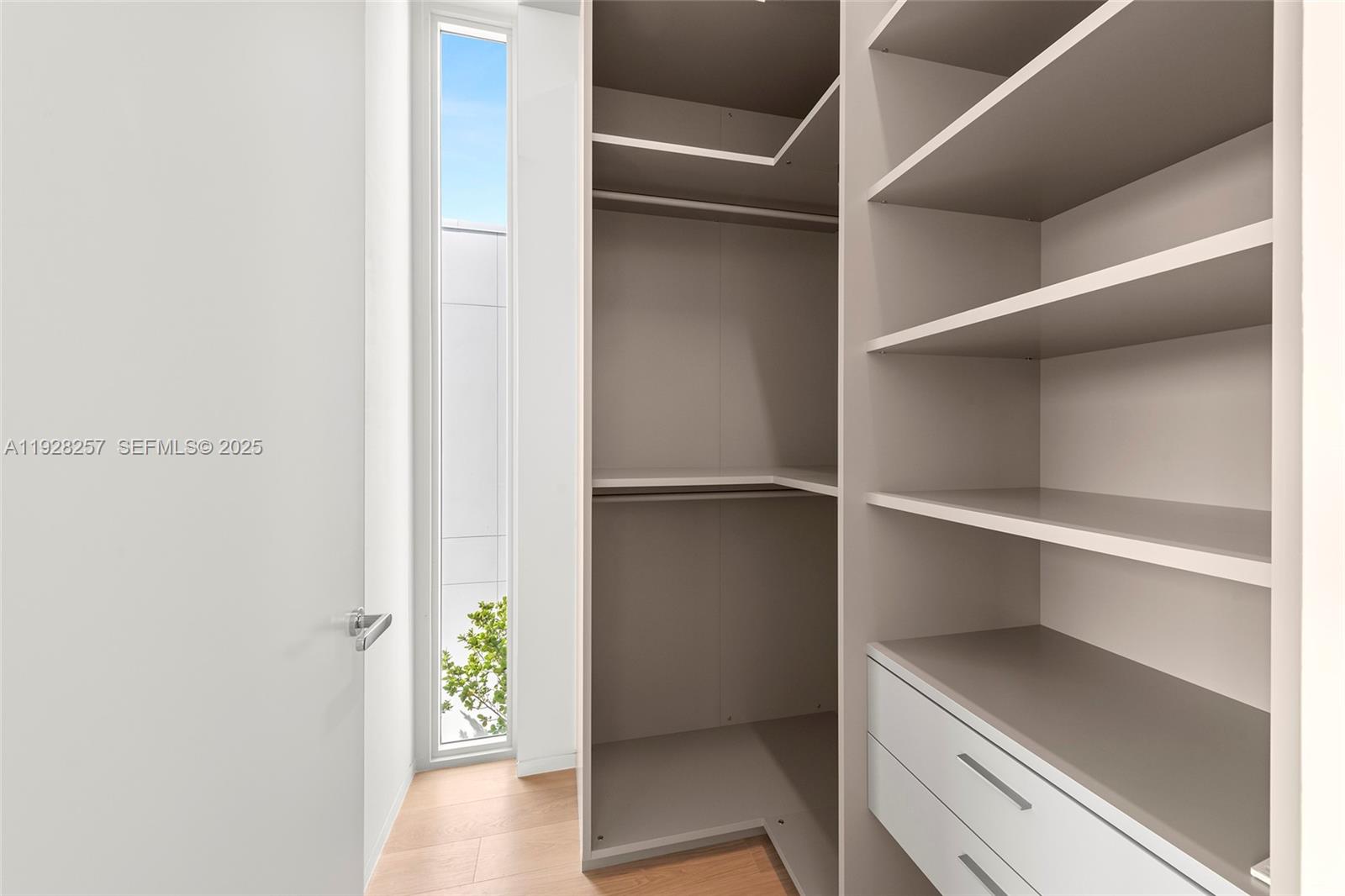 1031 W 48th St Miami Beach, FL 33140