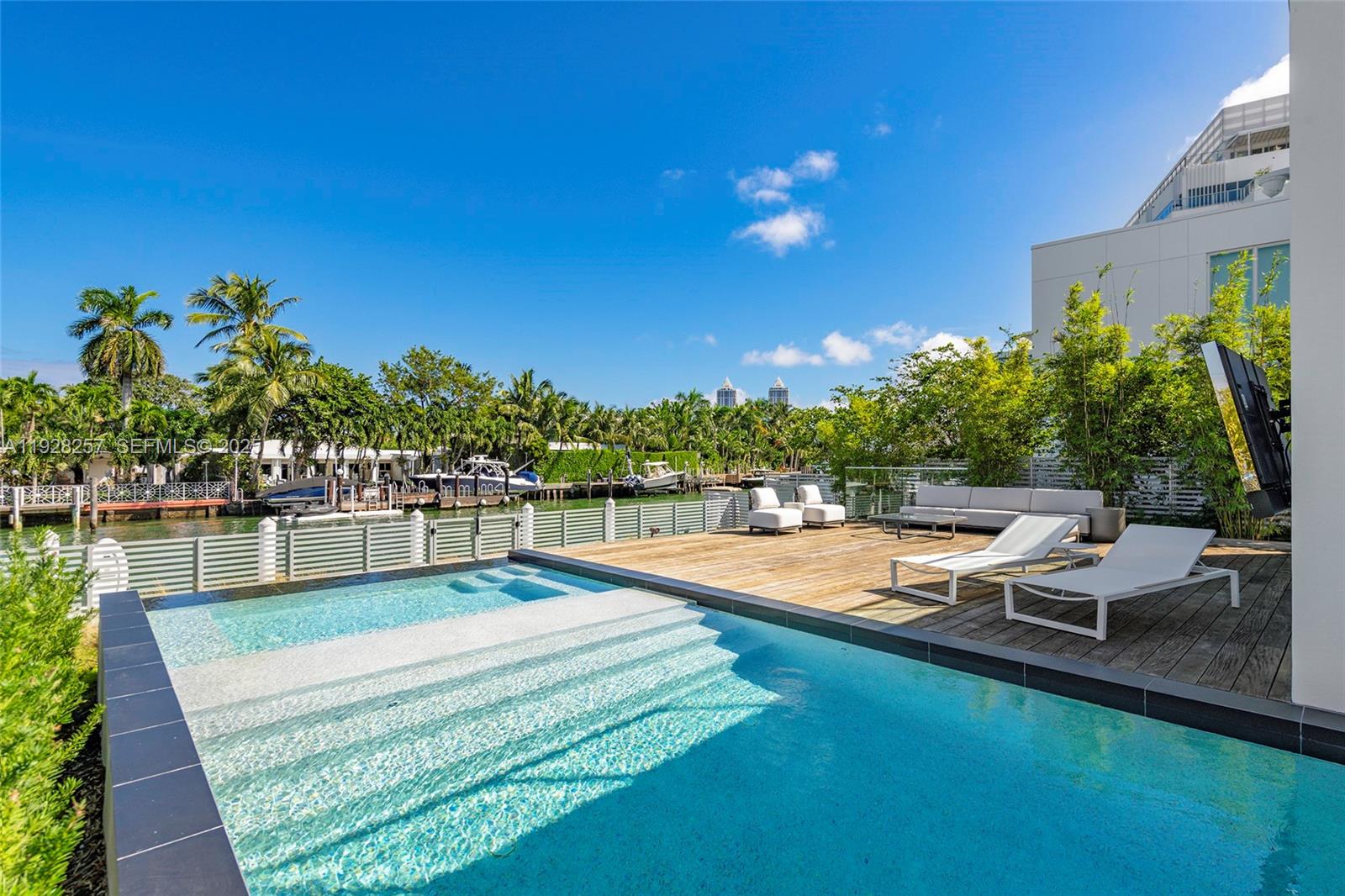 1031 W 48th St Miami Beach, FL 33140