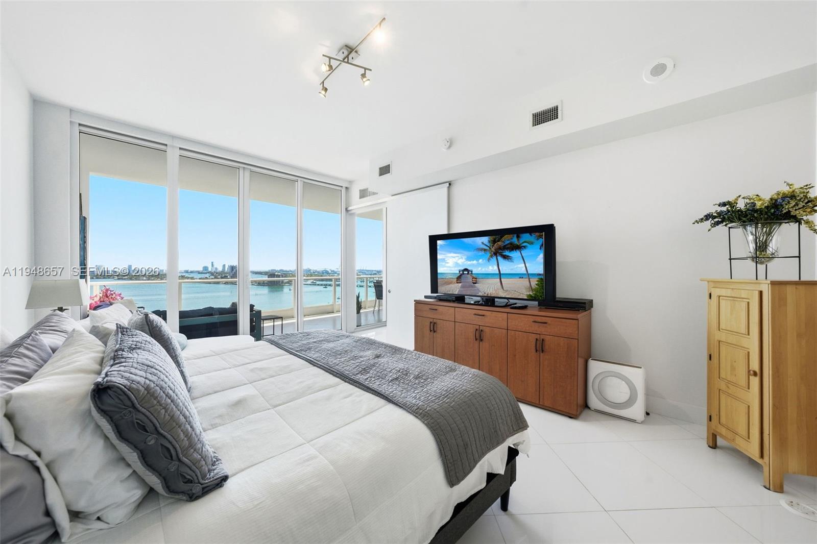 image Paramount Bay11