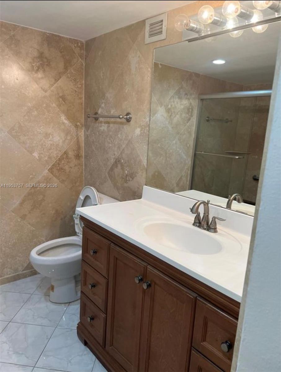 1000 Parkview Dr #528 Hallandale Beach, FL 33009