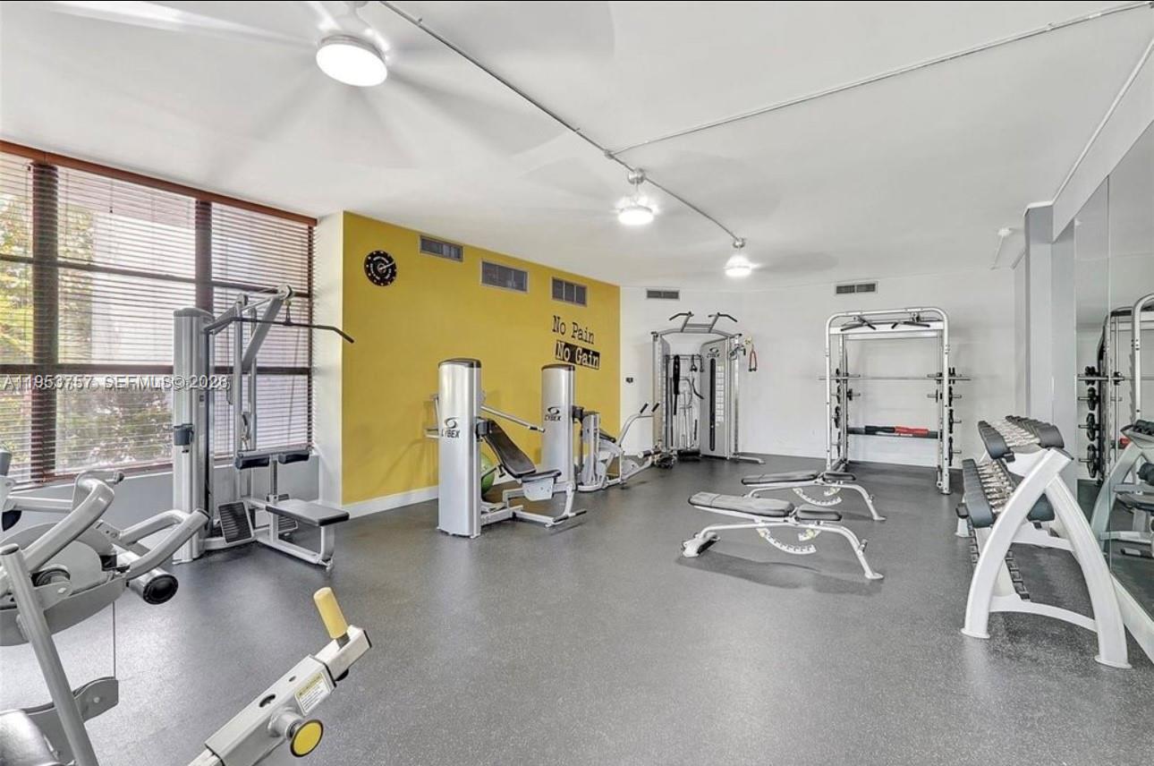 1000 Parkview Dr #528 Hallandale Beach, FL 33009