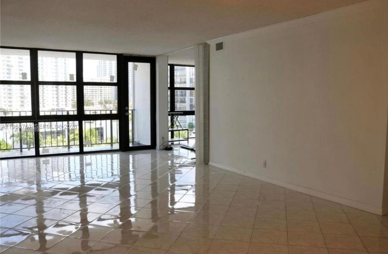 1000 Parkview Dr #528 Hallandale Beach, FL 33009