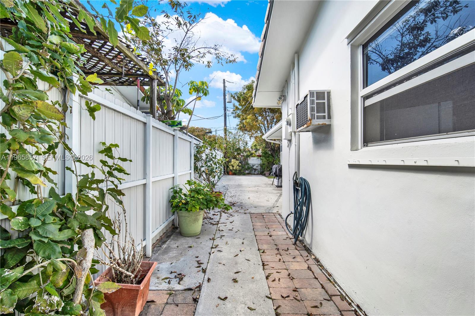 606 SW 58th Ct Miami, FL 33144