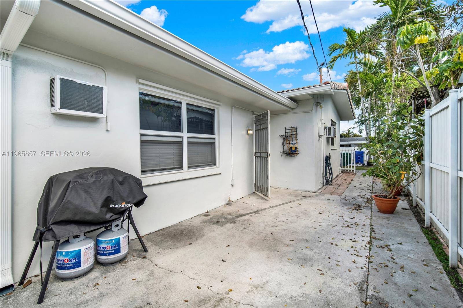 606 SW 58th Ct Miami, FL 33144