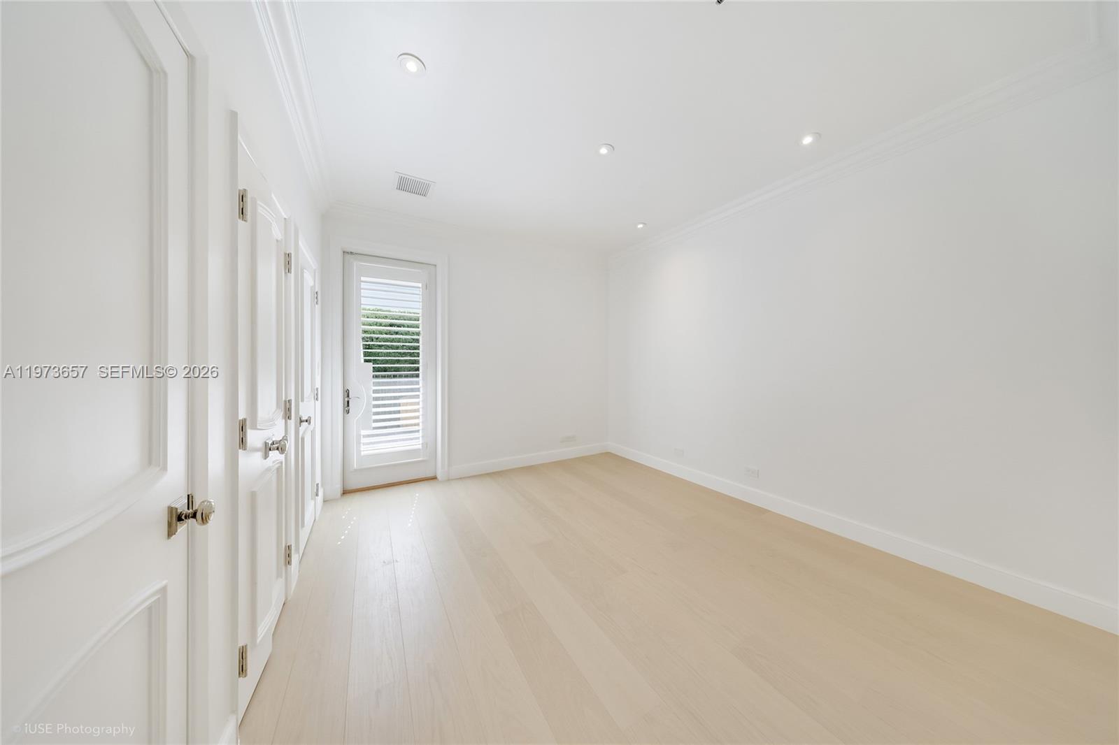 55 La Gorce Cir Miami Beach, FL 33141