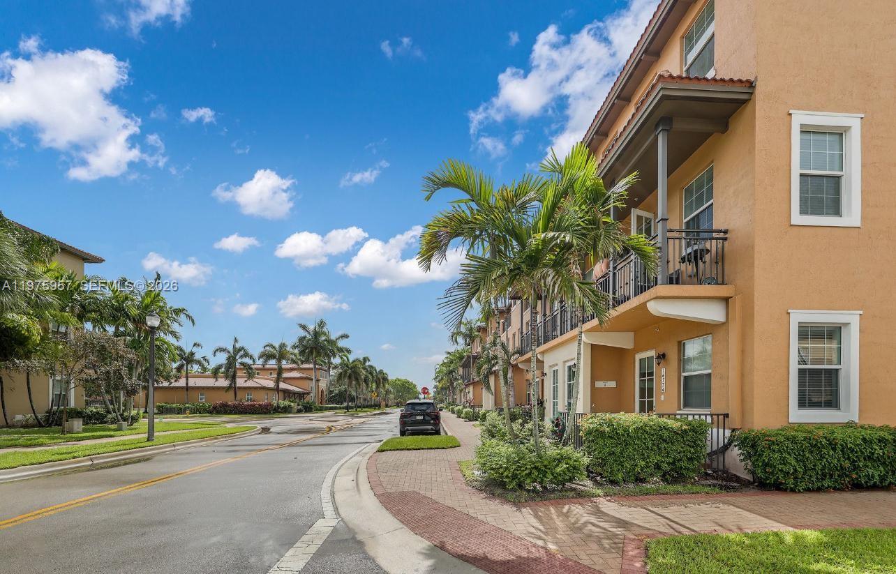 14776 SW 10th St #10501 Pembroke Pines, FL 33027