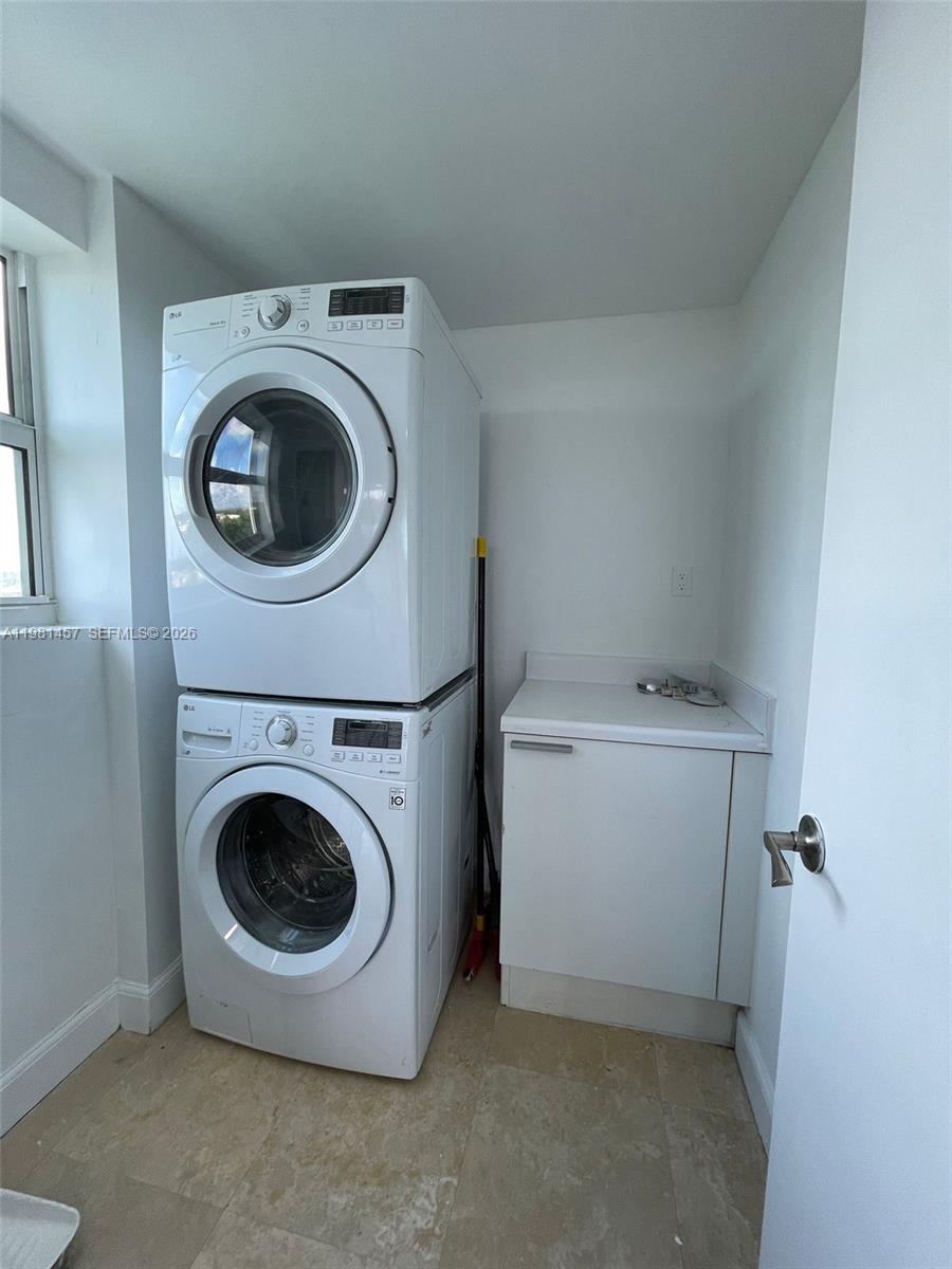 14951 Royal Oaks Ln #709 North Miami, FL 33181