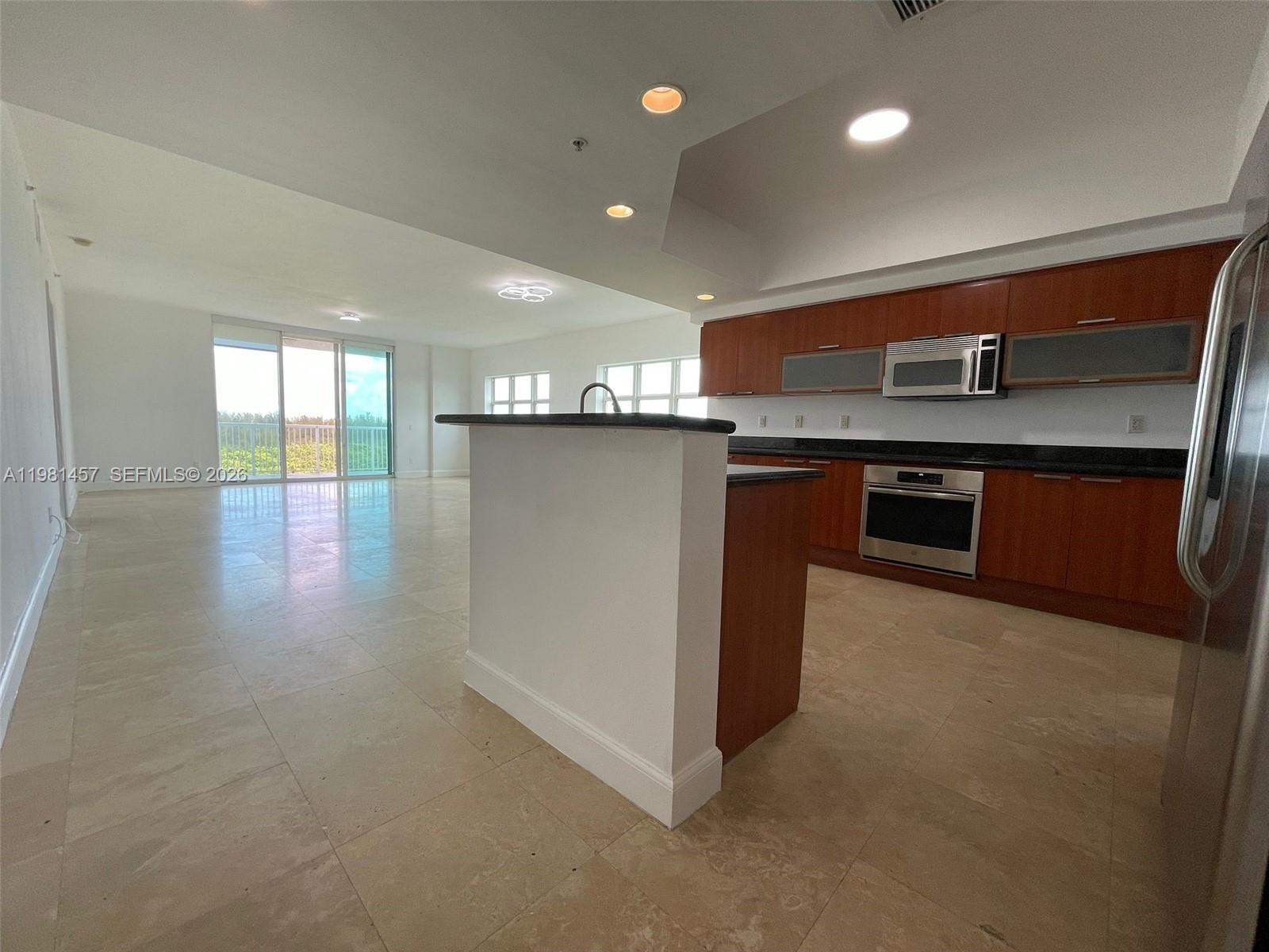 14951 Royal Oaks Ln #709 North Miami, FL 33181