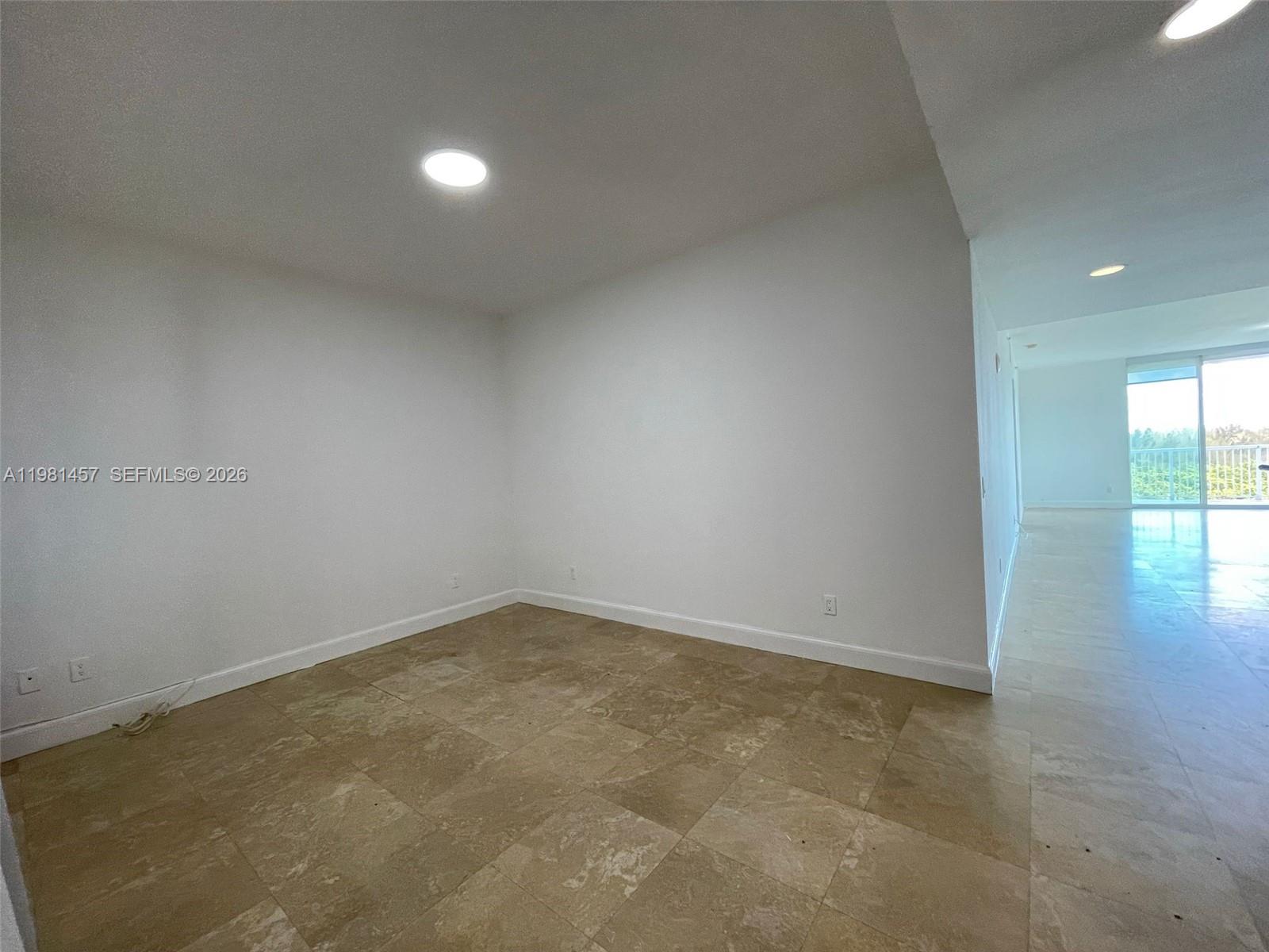 14951 Royal Oaks Ln #709 North Miami, FL 33181