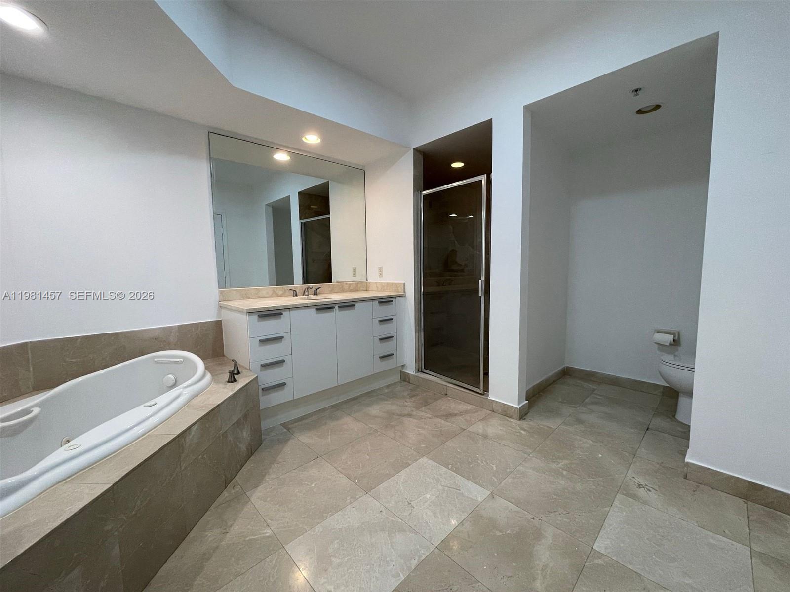 14951 Royal Oaks Ln #709 North Miami, FL 33181