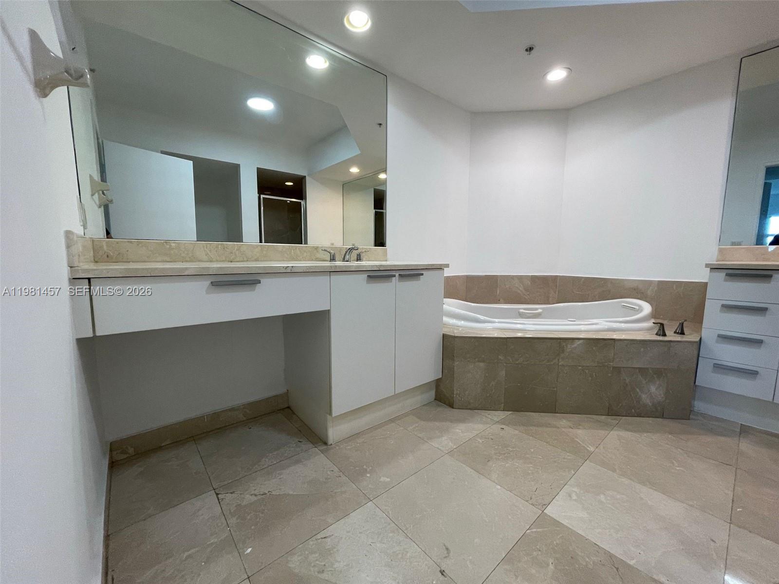 14951 Royal Oaks Ln #709 North Miami, FL 33181