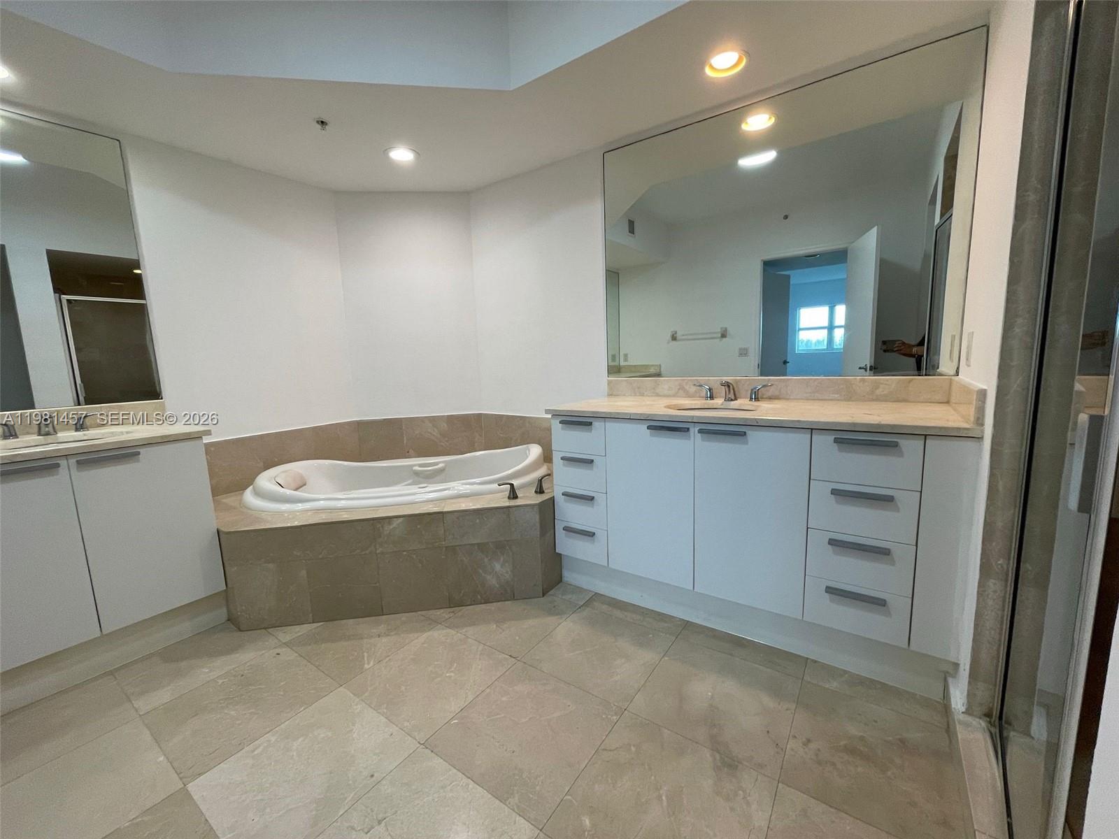 14951 Royal Oaks Ln #709 North Miami, FL 33181